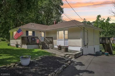 12 Fisk Trl, Hopatcong, NJ 07843