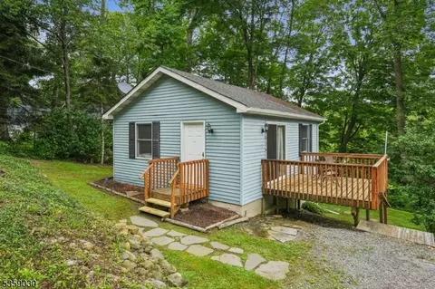 2 Beach Plz, Stockholm, NJ 07460