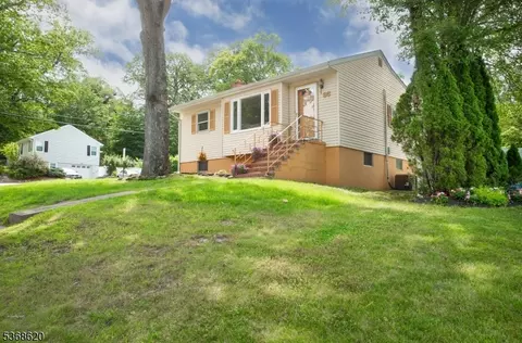 96 Yawpo Ave, Oakland, NJ 07436