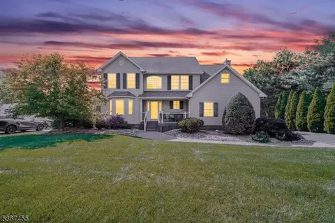 3 Mackenzie Ln, Oak Ridge, NJ 07438