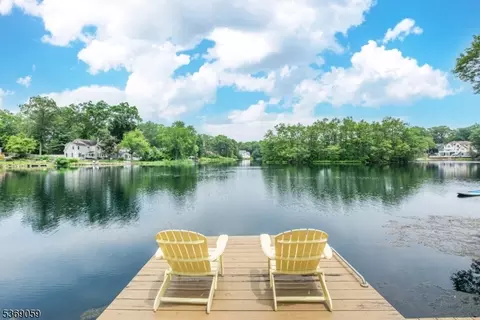 18 Mosswood Trl, Denville, NJ 07834
