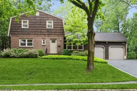 19 Trombley Dr, Livingston, NJ 07039