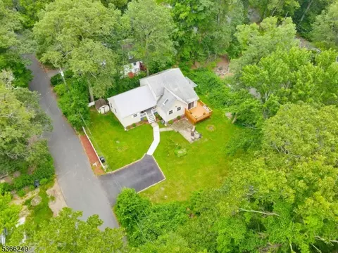 22 Elizabeth Rd, Hewitt, NJ 07421