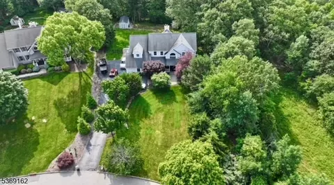 10 Stone Cliff Ter, Oak Ridge, NJ 07438