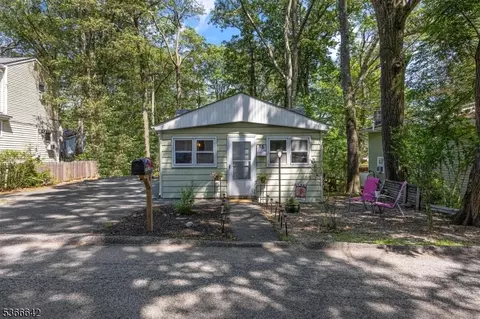 15 Amherst Way, Hopatcong, NJ 07843