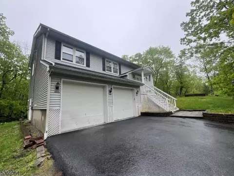 34 Lakeside Dr, Sussex, NJ 07461