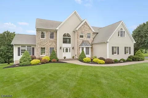 1 Country Oaks Rd, Lebanon, NJ 08833