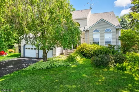 6 Colonial Cir, Glenwood, NJ 07418