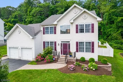 11 Candour Ct, Hackettstown, NJ 07840