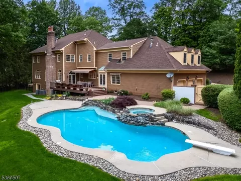 10 Beacon Hill Dr, Chester Twp, NJ 07930