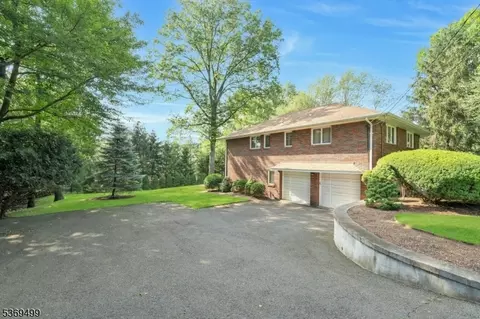 581 Mazur, Paramus, NJ 07652 photo 4