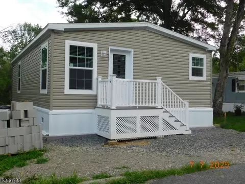 78 Back St, Oxford, NJ 07863