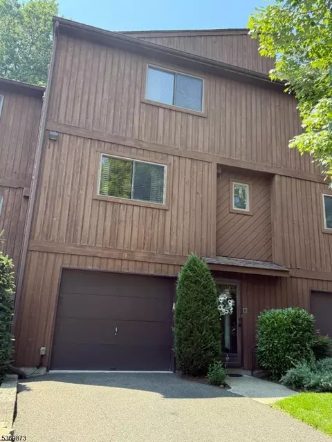 9 Regal Ct, Hawthorne, NJ 07506