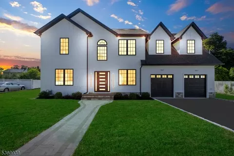 12 Thistle Ct, Totowa, NJ 07512