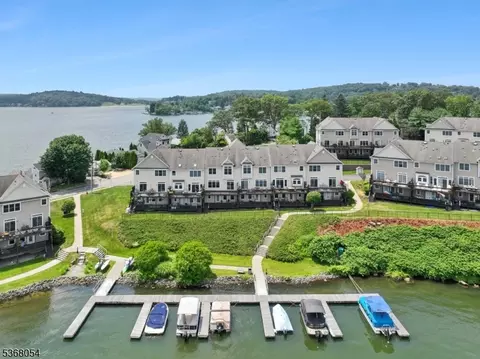 6 Catamaran Ct, Mount Arlington, NJ 07856