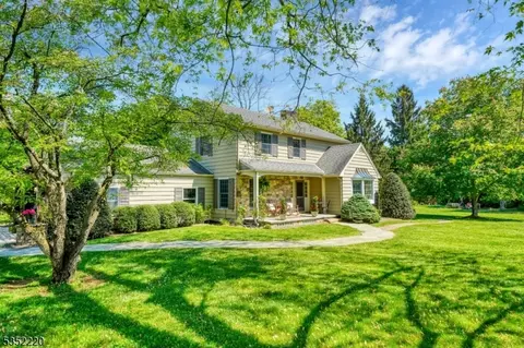3 Scarlet Oak Rd, Tewksbury Twp, NJ 07830