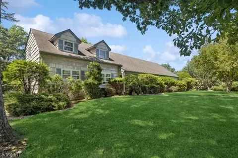 18 Pin Oak Rd, West Caldwell, NJ 07006