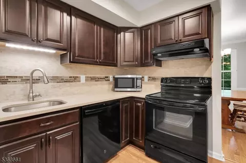26 Countryside Dr, Basking Ridge, NJ 07920