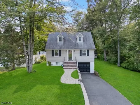86 Lackawanna Blvd, Gillette, NJ 07933