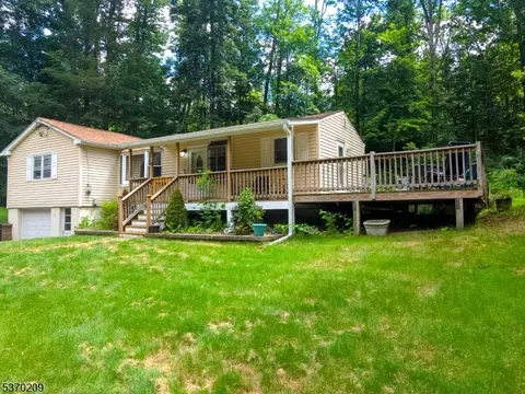 17 Youngs Rd, Newton, NJ 07860
