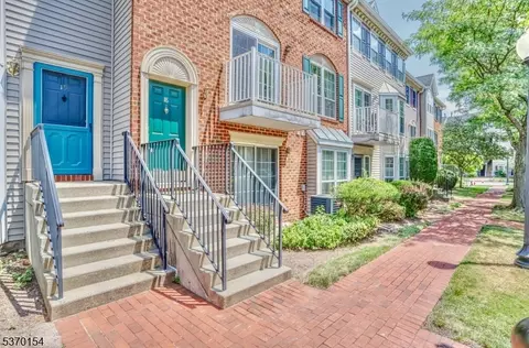 18 Dogwood St, Jersey City, NJ 07305