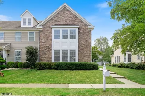 5 Horseshoe Pl, Crosswicks, NJ 08515