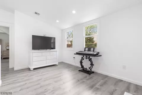 423 E 4th Ave, Roselle, NJ 07203 photo 3