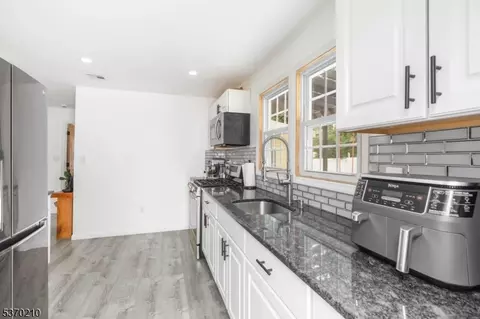 423 E 4th Ave, Roselle, NJ 07203 photo 9