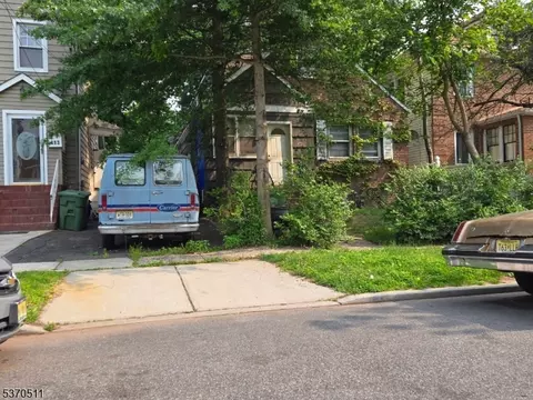 415 E 4th Ave, Roselle, NJ 07203