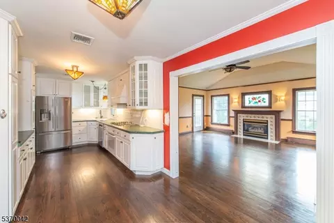 110 Chestnut Dr, Wayne, NJ 07470 photo 5