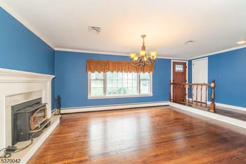 110 Chestnut Dr, Wayne, NJ 07470 photo 3