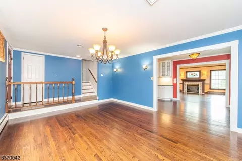 110 Chestnut Dr, Wayne, NJ 07470 photo 2