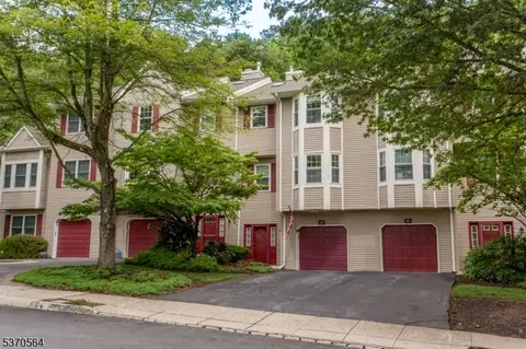 42 Winged Foot Ln, Washington, NJ 07882