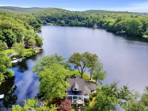 15 W Shore Rd, Bloomingdale, NJ 07403