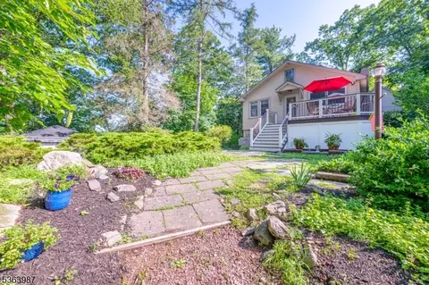 6 Maugtaug Trl, Byram Twp, NJ 07821