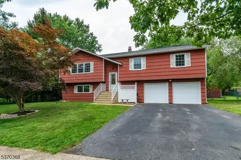 13 Wordsworth Ln, Phillipsburg, NJ 08865
