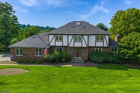 17 Lambert Dr, Sparta, NJ 07871
