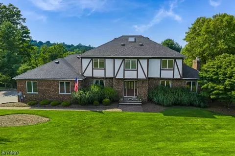 17 Lambert Dr, Sparta, NJ 07871