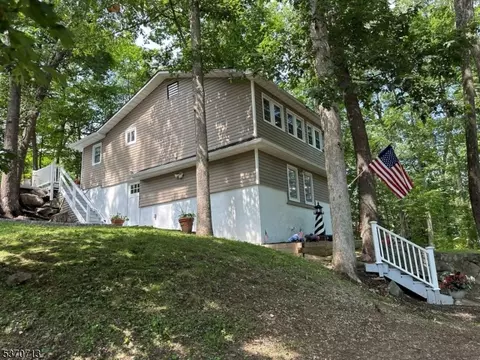 6 Hickory Trl, Byram Twp, NJ 07821