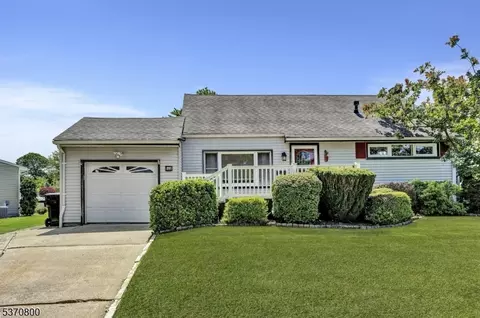 83 Longfellow Dr #1, Colonia, NJ 07067