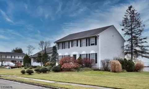 8 Winfield Ct, Fairfield, NJ 07004