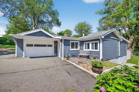 94 Lake Shore Rd, Stockholm, NJ 07460