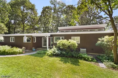 27 Skyline Dr, Morristown, NJ 07960