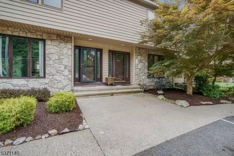 222 Cherokee Rd, Lafayette, NJ 07848