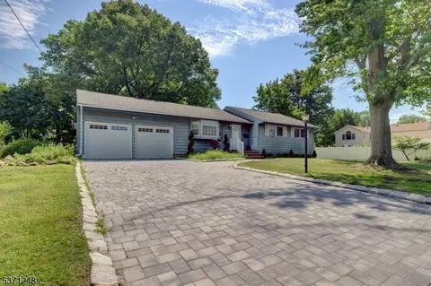 26 Old Manor Rd, Holmdel, NJ 07733
