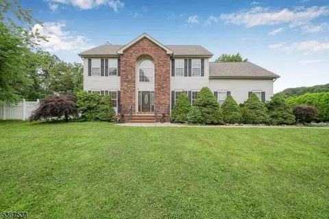 2 Eileen Ct, Parsippany, NJ 07054