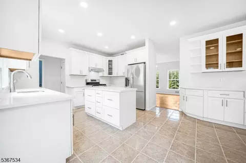 2 Eileen Ct, Parsippany, NJ 07054 photo 5