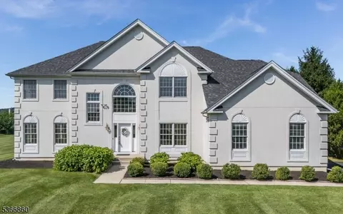 304 Bradford Ln, Bloomsbury, NJ 08804