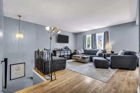 557 Howard Ave, Middlesex, NJ 08846 photo 4