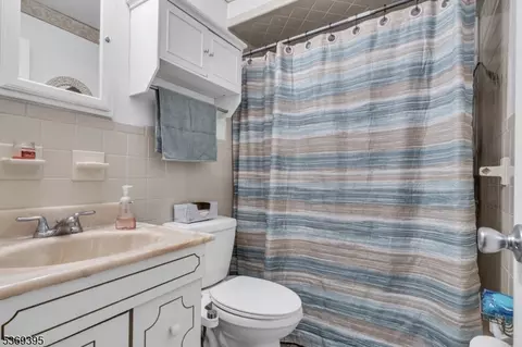 557 Howard Ave, Middlesex, NJ 08846 photo 7